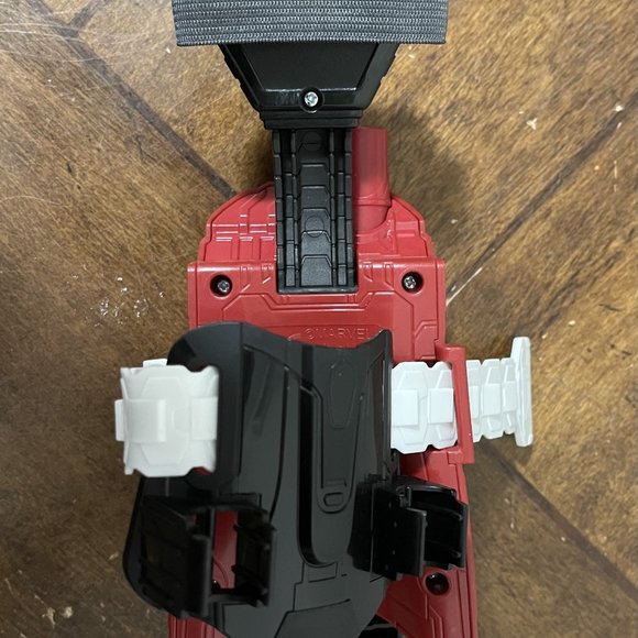 Nerf- Spider-Man Maximum Venom: Venomized Iron Man Set - Picture 3 of 5